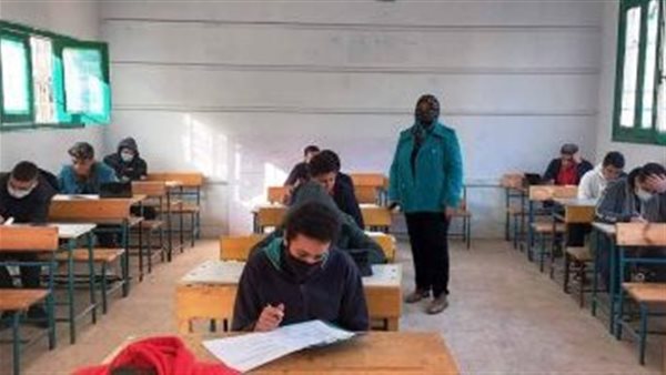 تعليم بورسعيد: إحالة معلم رفض تسليم «الموبايل» بلجنة امتحانات الإعدادية للتحقيق 
