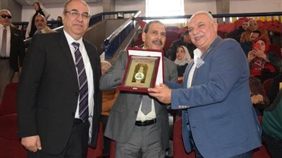 تكريم رئيس اتحاد المصارعة على هامش بطولة الجمهورية للجامعات.. صور