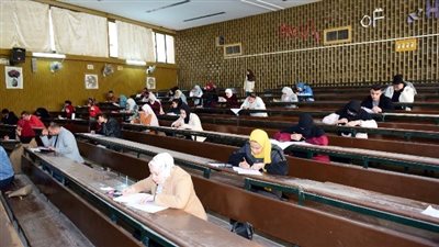 ٢٩٠٧ طلاب يواصلون امتحانات الفصل الدراسي الأول لبرامج التعليم المدمج بجامعة سوهاج 