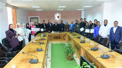 أخبارالجامعات..رئيس جامعة سوهاج يكرم ٢٠ طالبًا من  متطوعي مؤسسة حياة كريمة من طلاب من أجل مصر