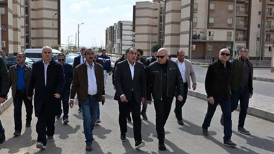 رئيس الوزراء يتفقد الوحدات السكنية بمشروع 