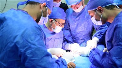 رئيس جامعة سوهاج يعيد الحياة لطفلة مصابة بشلل ولادي |أخبار الجامعات