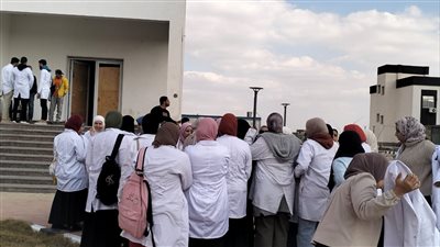 رئيس جامعة مدينة السادات فى مرمى نيران الطلاب ودموع الأبرياء.. بعد واقعة طرد طلاب كلية الطب البيطرى