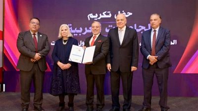 أمين عام اتحاد الجامعات العربية يسلم رئيس جامعة طنطا جائزة التصنيف العربى للجامعات ٢٠٢٣ 