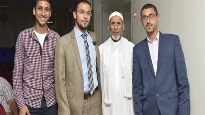 الحاج سعيد أبوالعلا تعلم فى مدرسة الحياة وابنائه الـ 7 من حفظة القرآن.. استاذ جامعة وطبيب ومهندس وصيدلى وأئمة مساجد..| منوعات 