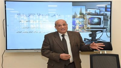 أخبار الجامعات | كلية الإعلام بـ جامعة عين شمس تنظم دورات تدريبية عن فنون الصحافة الرقمية
