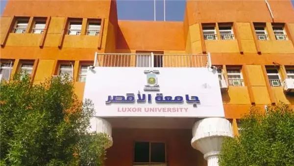 رئيس جامعة الأقصر: منع دخول الطلاب بالأجهزة التكنولوجية والهواتف لجان الامتحانات 