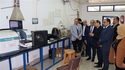 نائب رئيس الجامعة للدراسات العليا والبحوث يتفقد مراكز التميز البحثية بكلية التكنولوجيا