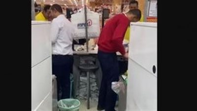 فنان شهير يوثق تعرضه للضرب ووالدته والسبب أكياس سكر