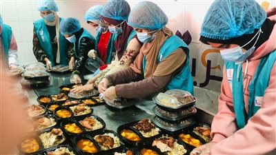 أخبار الجامعات.. مطبخ المصرية بجامعة سوهاج يقدم ٣٠٠ وجبة يوميًا للأسر الآولي بالرعاية 