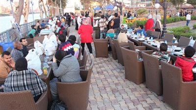 رئيس جامعة المنصورة يشارك الطلاب ذوي الهمم افطار رمضان 