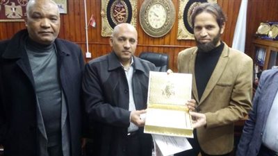 وكيل تعليم مطروح يكرم وكيل الأقسام العملية بالمدرسة الزخرفية بعد حصوله على اجازة قراءة القرآن