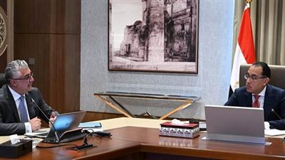 رئيس الوزراء يتابع مع رئيس الهيئة الاقتصادية لقناة السويس ملفات عملها