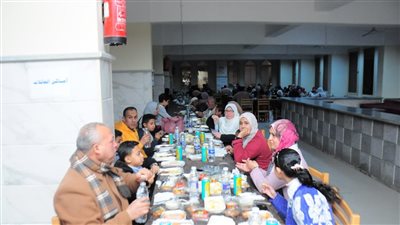 رئيس جامعة كفر الشيخ تشارك أسر الجهاز الاداري بالجامعة حفل إفطار جماعي 