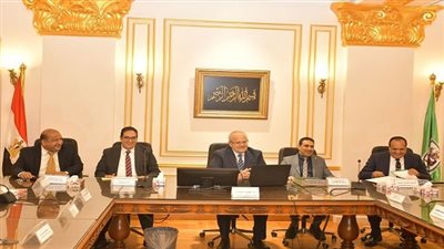 أخبار الجامعات | مجلس جامعة القاهرة يشيد بالتقدم الذى حققته الجامعة فى تصنيف سيماجو.. ويوافق على 15 قرار