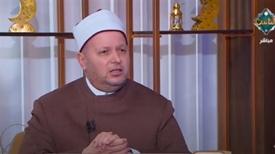 هل سماع القرآن يعادل ثواب قراءته؟ الشحات عزازي يجيب