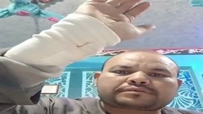 فيديو..موظفة تعتدى على مديرها بمدرسة السريب الإعدادية بالسلاح الأبيض فى محافظة الأقصر 