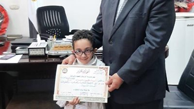 تكريم التلميذ إياد محمود عياد لتميزه فى المعلومات العامة.. والتربية والتعليم توجه برعايته
