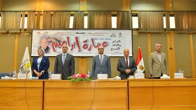 أخبار الجامعات.. جامعة أسيوط تكرم الشاعر عمارة إبراهيم وتهديه درع الجامعة 