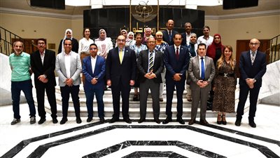 أخبار الجامعات|جامعة حلوان تكرم الدكتور أحمد عبد الغنى تقديرا لجهوده في إدارة شؤون الطلاب الوافدين