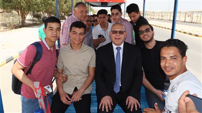 أخبار الجامعات|رئيس جامعة سوهاج يستقل «الطفطف» مع طلابه لتسهيل التنقل مجانًا داخل مقر الجامعة