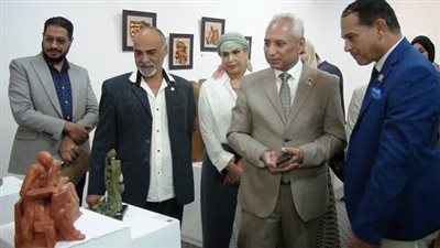 أخبار الجامعات | رئيس جامعة المنيا يفتتح معرض سوق الفن بـ كلية الفنون الجميلة