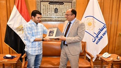 أخبار الجامعات | رئيس جامعة حلوان يمنح تكريم للطالب عبد أشرف مصدر الإلهام لشخصية نديم في مسلسل 