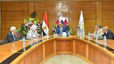 أخبار الجامعات | لجنة اختيار عميد كلية الآداب جامعة أسيوط تستقبل 8 أساتذة لعرض خطط تطوير الأداء