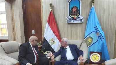 موافي يبدي إعجابه بمستوى تجهيزات كلية الطب بجامعة الأقصر 