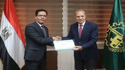 أخبار الجامعات | رئيس جامعة بنها يشهد تسلم دليل تنفيذ الهوية البصرية لمحافظة القليوبية