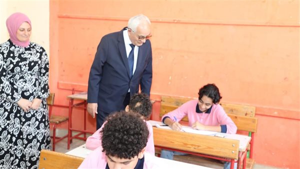 وزير التربية والتعليم يتفقد سير عملية امتحانات النقل 2024 ووضوع الأسئلة للطلاب 