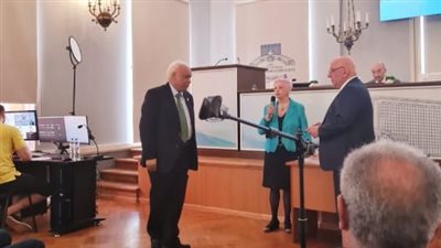 رئيس فريق زراعة الكبد جامعة المنصورة يحصل على وسام