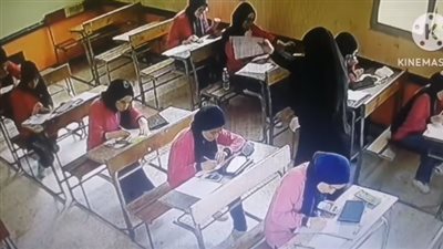 بالفيديو.. معلمة تستخدم يدها كمروحة لمساعدة الطلاب على مواجهة الحر الشديد خلال الامتحانات 