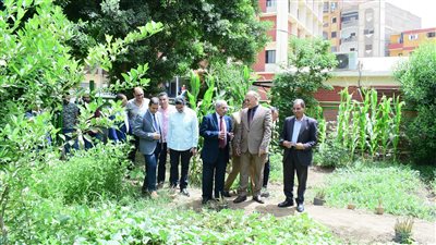  رئيس جامعة سوهاج يتفقد المزرعة النباتية البحثية بكلية العلوم