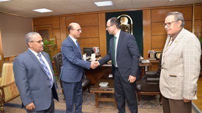 رئيس جامعة أسيوط يستقبل مساعد وزير قطاع الأعمال العام لبحث التعاون المشترك