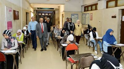 نائب رئيس جامعة الزقازيق يتفقد سير الامتحانات بكلية التربية الرياضية بنات