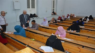 نائب رئيس جامعة أسيوط يتفقد سير الامتحانات بكلية الآداب ويستمع إلي آراء الطلاب