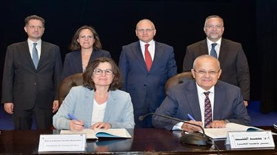 رئيس جامعة القاهرة يوقع تجديد اتفاقية التعاون مع جامعة السوربون بحضور السفير الفرنسي