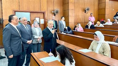 رئيس جامعة طنطا يتفقد امتحانات الفصل الدراسي الثاني بكلية الآداب