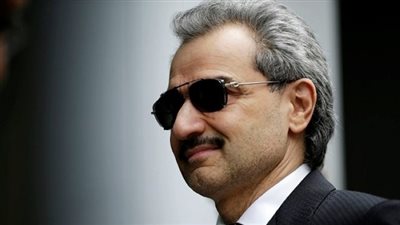 الأمير الوليد بن طلال يقدم هدية لبائعة شاي بالرياض أثناء تجوله بدراجته..فيديو