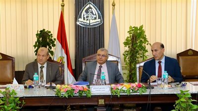 رئيس جامعة الزقازيق يناقش استعدادات الجامعة الأهلية للعام الجامعى الجديد