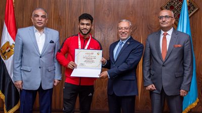 رئيس جامعة طنطا يكرم الطلاب المتفوقين رياضيا 