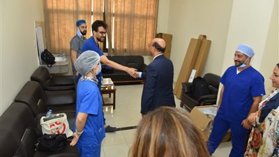 رئيس جامعة أسيوط يستقبل خبيرًا عالميًا لإجراء عمليات تغيير الصمام الرئوي بالقسطرة 