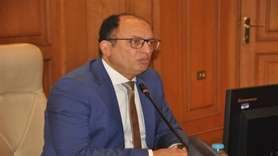 رئيس جامعة حلوان يناقش عدة قضايا تتعلق بتطوير العملية التعليمية والإدارية خلال اجتماع مجلس الجامعة