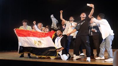 جامعة عين شمس تحصد المركز الأول على قارات العالم بالعرض المسرحي سالب صفر