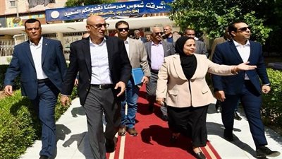 أولى جولات وزير التربية والتعليم فى قنا.. استمع إلى معوقات ومشاكل معلمات رياض الأطفال