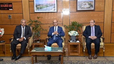رئيس جامعة أسيوط يبحث مع مدير عام البنك الأهلي تطوير الخدمات المصرفية لمنسوبي الجامعة