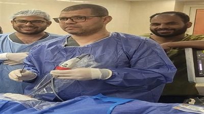 فريق طبي في جامعة سوهاج ينجح في أجراء عملية جراحية وتوصيل عظيمات الأذن الوسطي لمريض فقد السمع