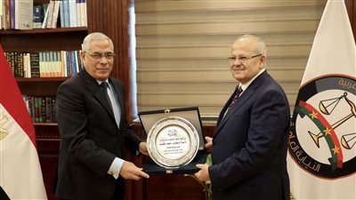 النائب العام يكرم رئيس جامعة القاهرة لإسهاماته الفعالة للنيابة العامة وأعضائها 