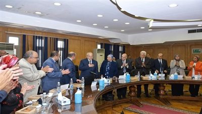 قائدًا في الكلية والجامعة.. مجلس كلية الطب يشيد برئيس جامعة القاهرة
